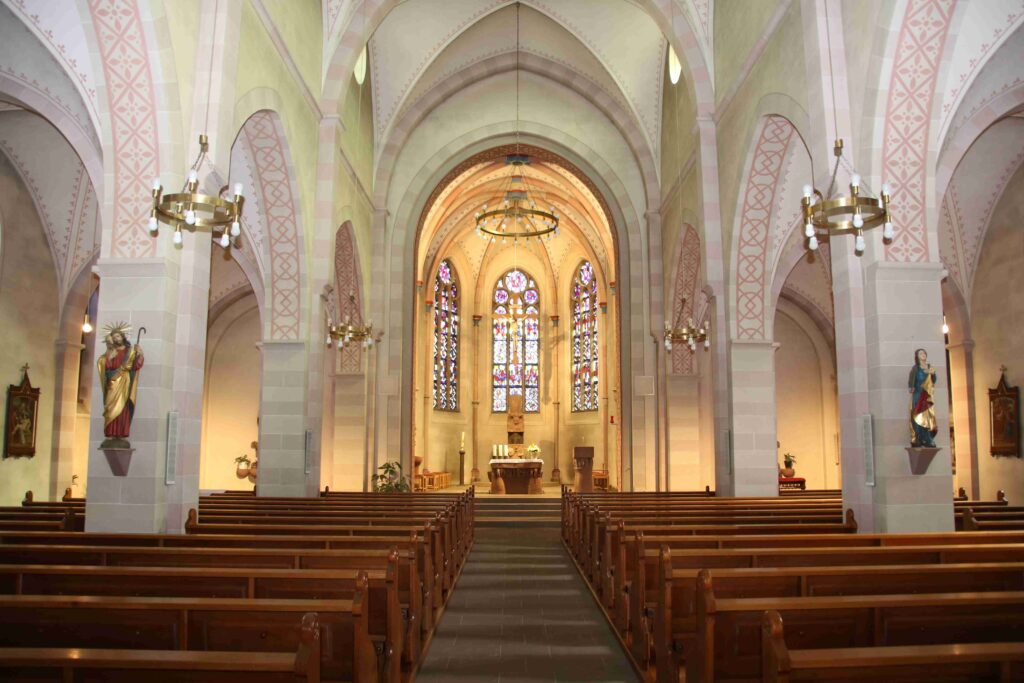 Innenraum der St.-Agatha-Kirche mit Blick zum Chor